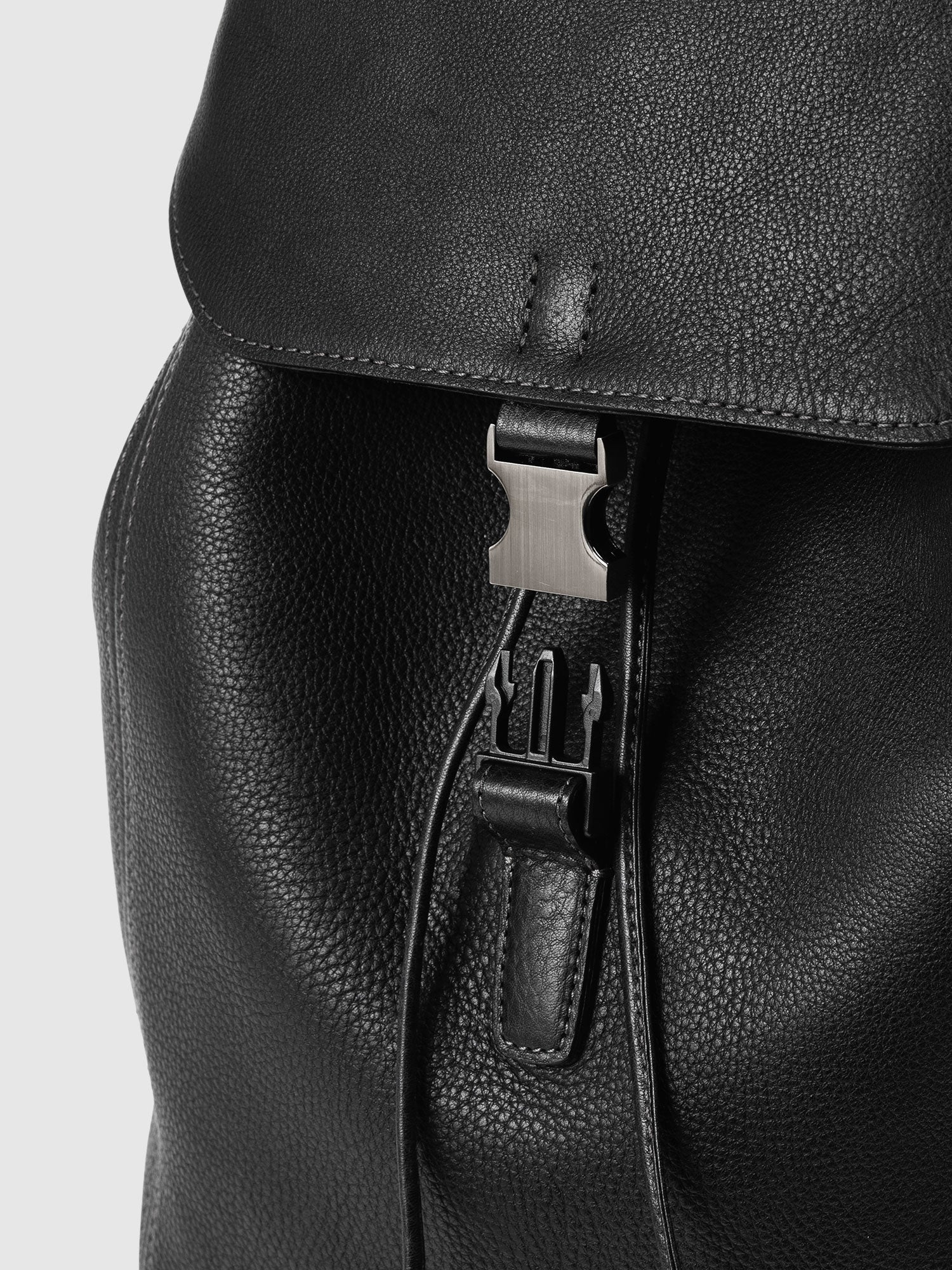 【数量限定色】トーンオイルヌメ フラップバックパック - Image 29